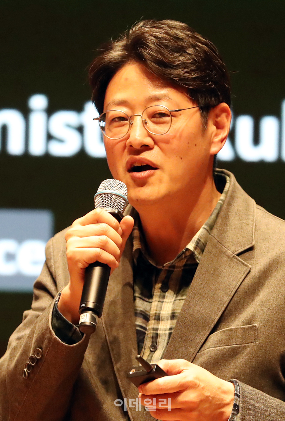조원호 람다256 사업본부장이 2일 서울 여의도 한국거래소에서 열린 ‘2026 이데일리 STO 써밋’에서 ‘금융의 새로운 레일과 규제, 그리고 기관의 역할’을 주제로 발표를 하고 있다.(사진=김태형 기자)