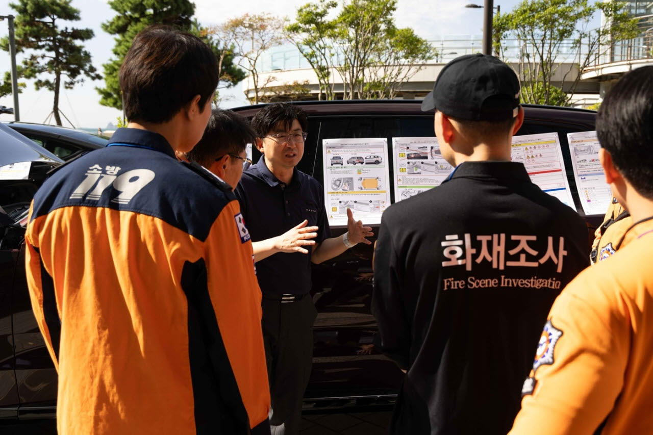 볼보자동차코리아가 '2026 소방대원 자동차 안전구조 세미나’에 차세대 순수 전기 플래그십 SUV ‘EX90’을 지원했다. EX90 안전 구조에 대해 설명하는 김부규 볼보자동차코리아 부장. (사진=볼보자동차코리아)