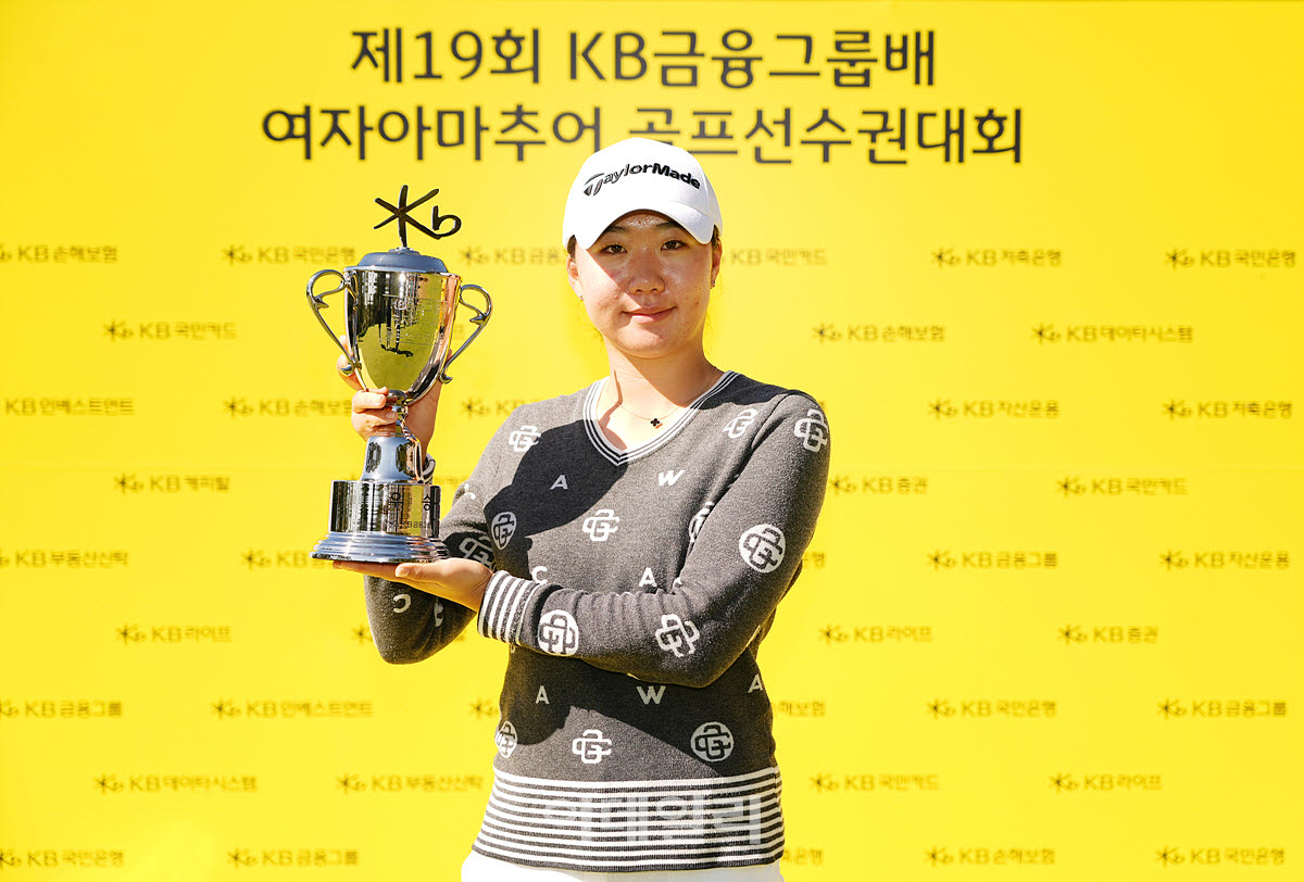 [포토]안윤주,첫 우승 트로피 들다