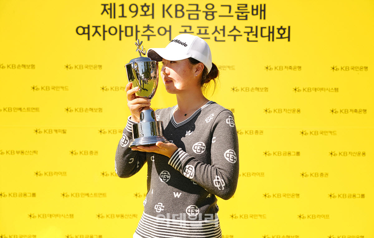 [포토]안윤주,짜릿한 우승 키스
