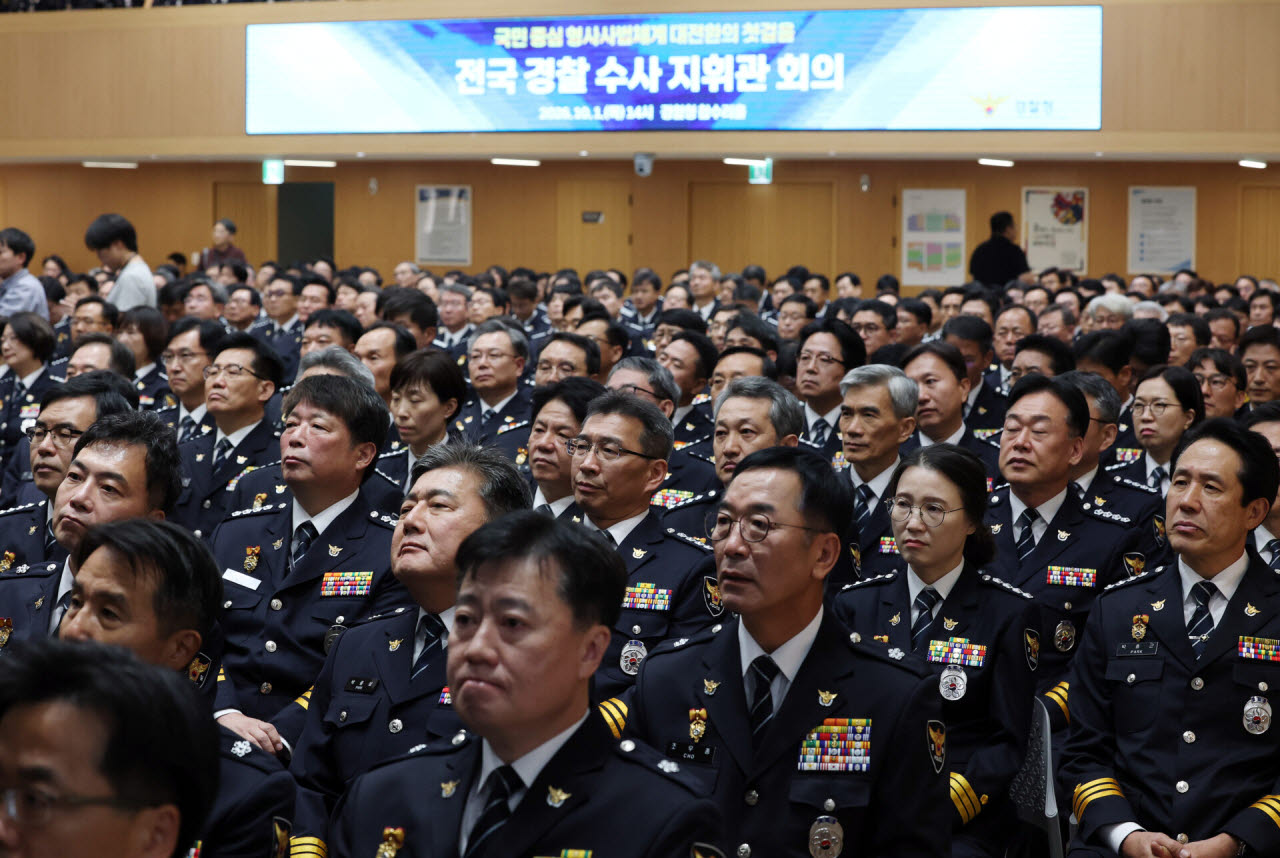 전국 경찰 지휘관들이 1일 서울 서대문구 경찰청에서 열린 '전국 경찰 수사 지휘관 회의'에서 영상을 보고 있다. 이 회의는 국민의 인권과 피해자 보호를 최우선으로 새로운 형사사법체계를 성공적으로 정착시키겠다는 각오를 다지고자 마련됐다. (사진=연합뉴스)