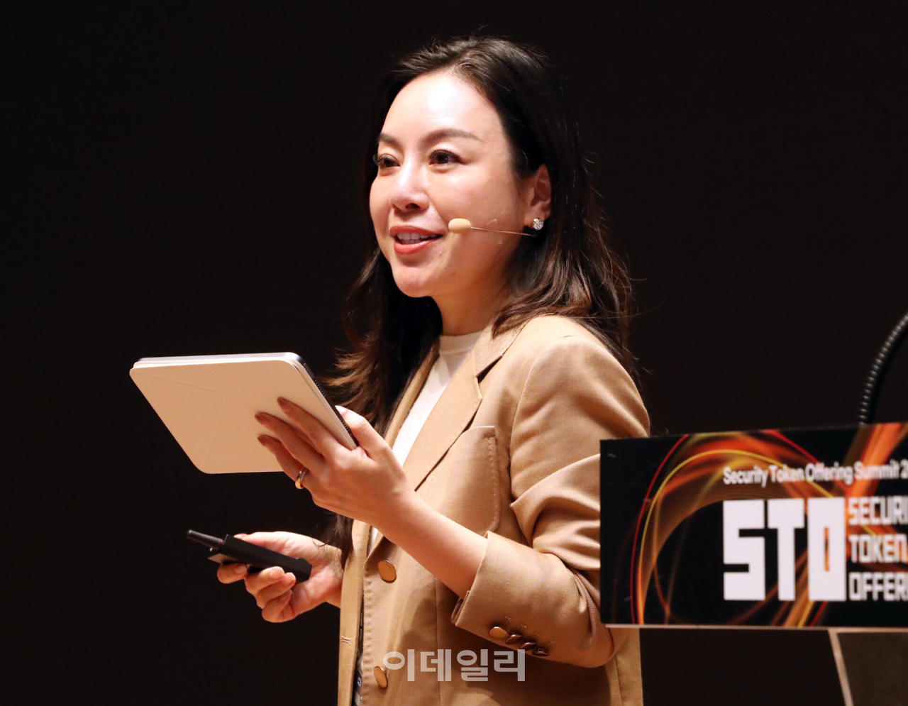안나 리우 해시키RWA 대표가 2일 서울 여의도 한국거래소에서 열린 ‘2026 이데일리 STO 써밋’에서 ‘토큰증원 생태계 구축: 제도적 프레임워크에서 실제 시장으로’를 주제로 발표를 하고 있다. (사진=김태형 기자)