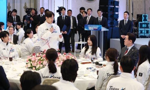 스켈레톤 국가대표 정승기가 지난 3월 청와대 영빈관에서 열린 2026 밀라노-코르티나담페초 동계올림픽 선수단 격려 오찬에서 이재명 대통령에게 동계종목의 국군체육부대 정원 확대를 요청하고 있다. 사진=연합뉴스