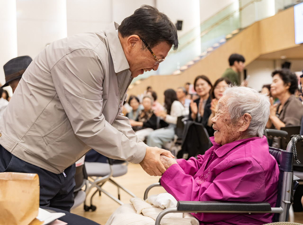 김경호(왼쪽) 광진구청장이 ‘행복광진 어르신한마당’에서 100세를 맞이하신 어르신께 인사를 하고 있다. (사진=광진구)
