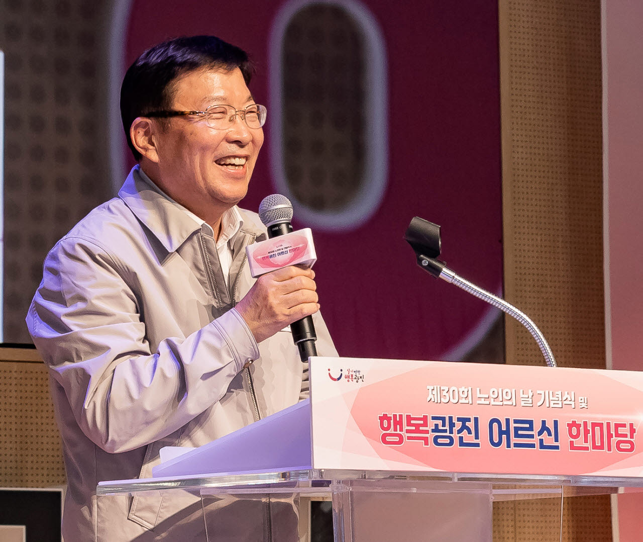 김경호 광진구청장이 2일 노인의 날을 맞아 열린 ‘어르신 행복 축제 한마당’ 행사에서 인사말을 하고 있다. (사진=광진구)