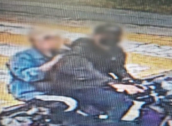 지난달 23일 광주 광산구 도산역 인근에서 9세 여아를 치고 달아난 혐의를 받는 전동 스쿠터 운전자 A씨와 동승자의 모습. (사진=YTN 보도 캡처)