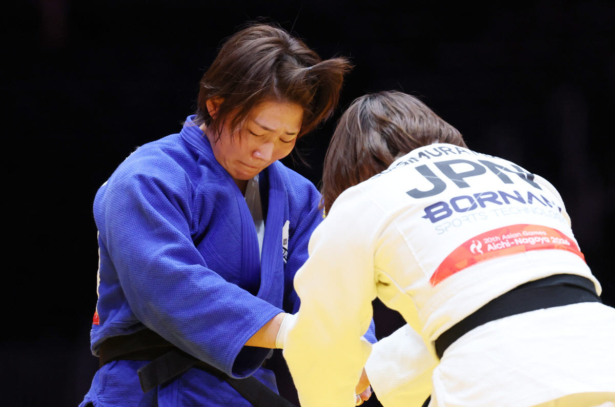 2일 일본 나고야 아이치 인터내셔널 아레나에서 열린 2026 아이치·나고야 아시안게임 유도 여자 -78kg급 결승. 한국 김민주가 일본 스기무라 미즈키에게 패하고 은메달을 차지한 뒤 상대 선수와 악수하고 있다. 사진=연합뉴스