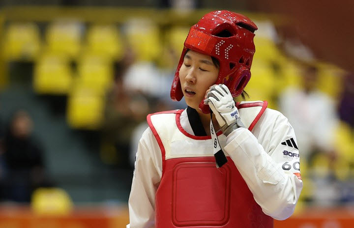 2일 일본 아이치현 도요하시 체육관에서 열린 2026 아이치·나고야 아시안게임 태권도 여자 67㎏급 준결승에서 한국 곽민주가 우즈베키스탄 오조다 소비르조노바를 상대로 패배한 후 아쉬워하고 있다. 사진=연합뉴스