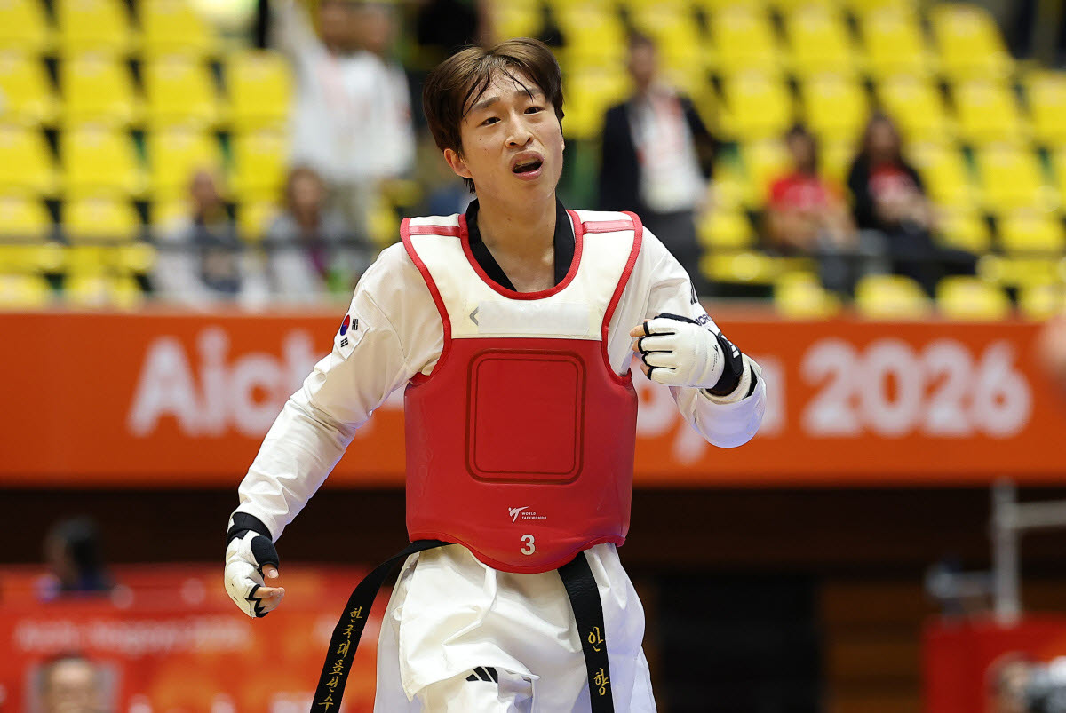 2일 일본 아이치현 도요하시 체육관에서 열린 2026 아이치·나고야 아시안게임 태권도 남자 58㎏급 준결승에서 한국 안향식이 카자흐스탄 타미르란 틀레울레스를 상대로 패배한 후 아쉬워하고 있다. 사진=연합뉴스