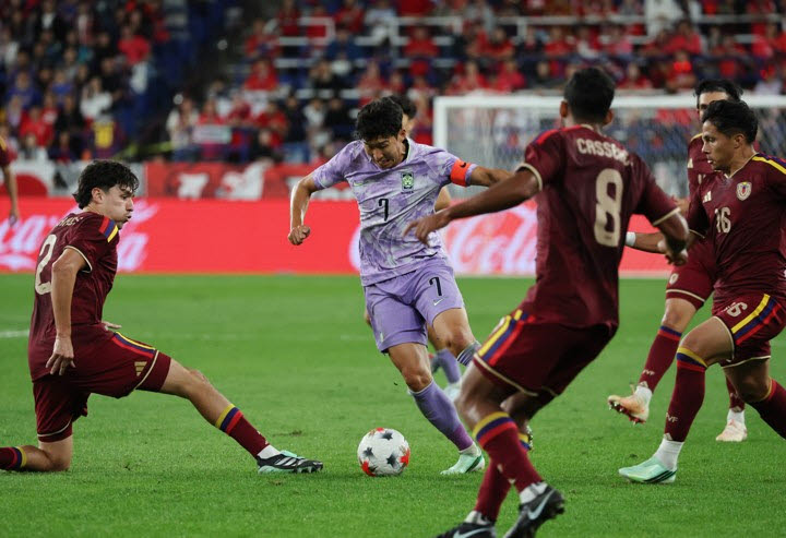 2일 울산 문수축구경기장에서 열린 대한민국과 베네수엘라의 축구 국가대표팀 평가전. 한국 손흥민이 베네수엘라 수비진 사이에서 드리블하고 있다. 사진=연합뉴스