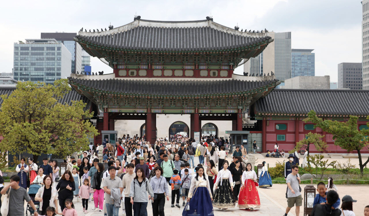 추석 연휴 첫 날이자 개천절인 3일 서울 종로구 경복궁에서 내외국인 관광객들이 경내를 관람하고 있다. (사진=뉴시스)