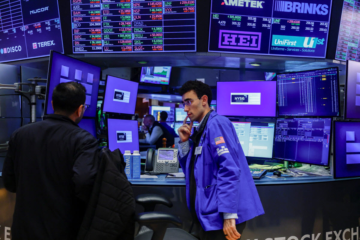 지난 9월 29일(현지시간) 미국 뉴욕증권거래소(NYSE)에서 트레이더들이 업무를 보고 있다. (사진=로이터)