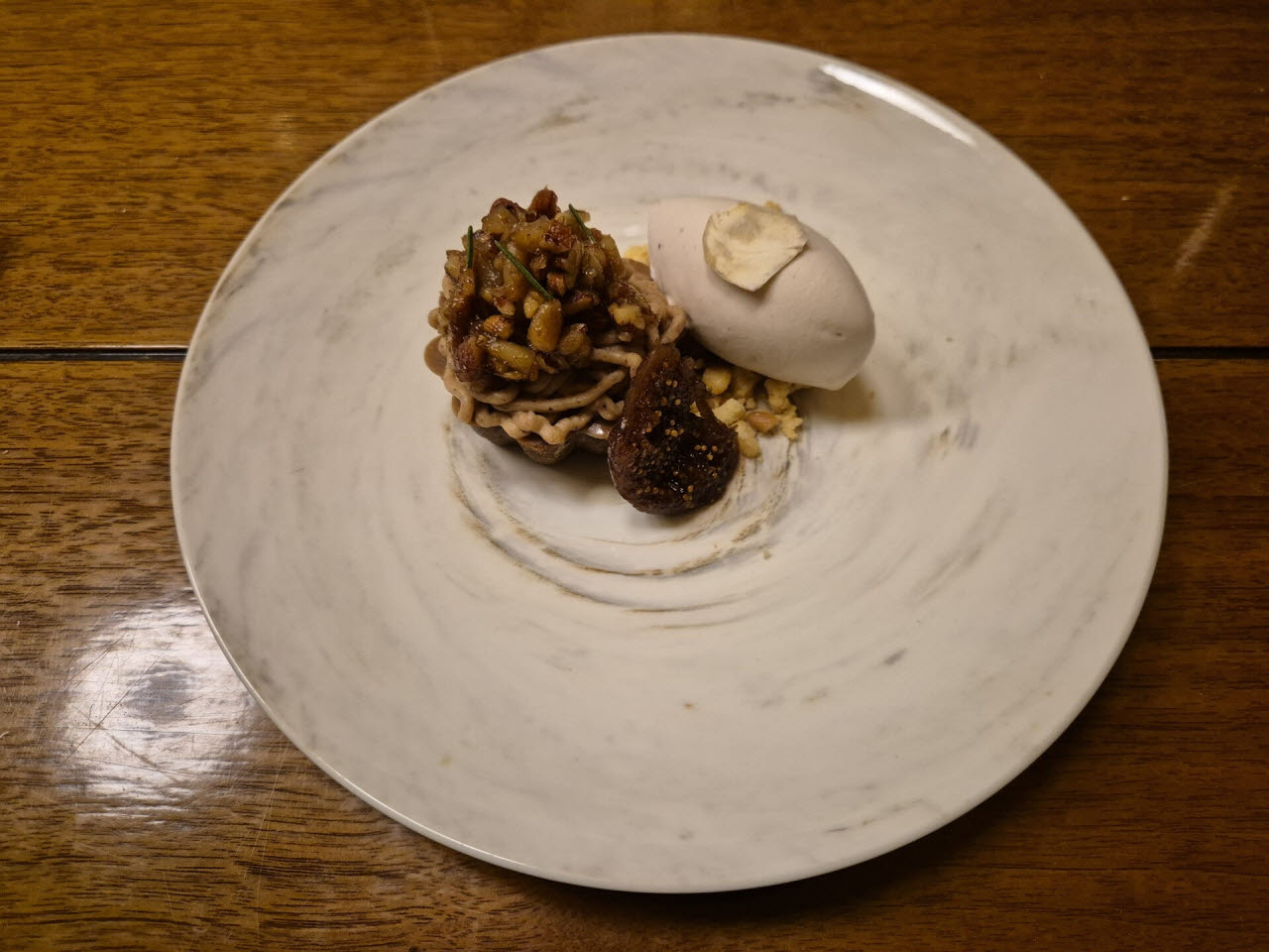 밤 크림과 젤라토를 올린 VEGAN 밤 토르타, 무화과 콤포트와 잣 크럼블