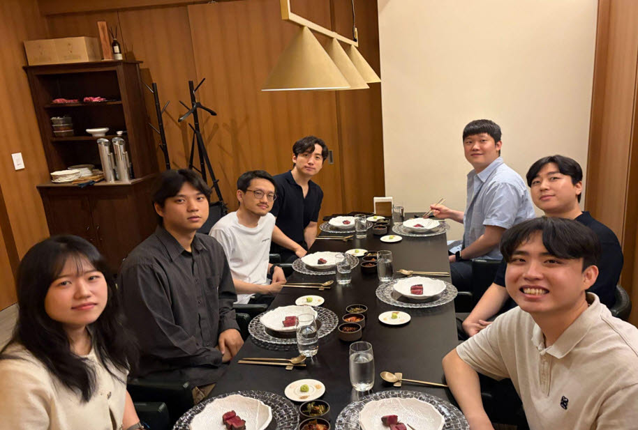 메디콜 직원들이 함께 식사하는 모습. (사진=메디콜)