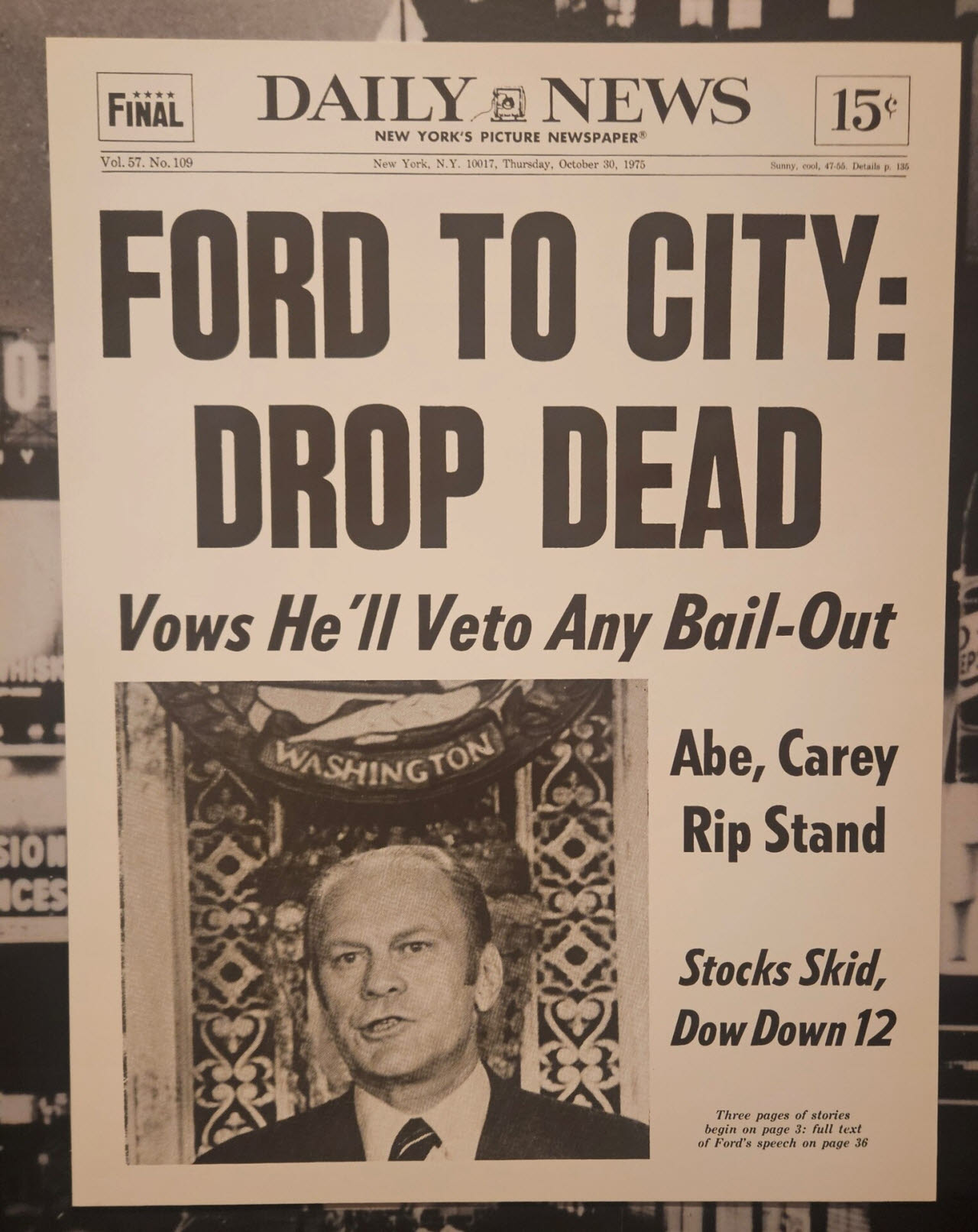 1975년 10월 30일 미국 뉴욕 데일리뉴스 1면에 ‘FORD TO CITY: DROP DEAD(포드, 뉴욕시에 “죽어라”)’라는 제목이 실려 있다. 당시 재정위기에 빠진 뉴욕시에 대한 연방정부의 구제금융에 부정적이었던 제럴드 포드 대통령의 입장을 압축한 제목이다. 1일(현지시간) 뉴욕히스토리컬 특별전 ‘유 슈드 비 댄싱: 뉴욕, 1976년 그리고 그 이후’에 전시된 모습. (사진=이데일리 성주원 특파원)