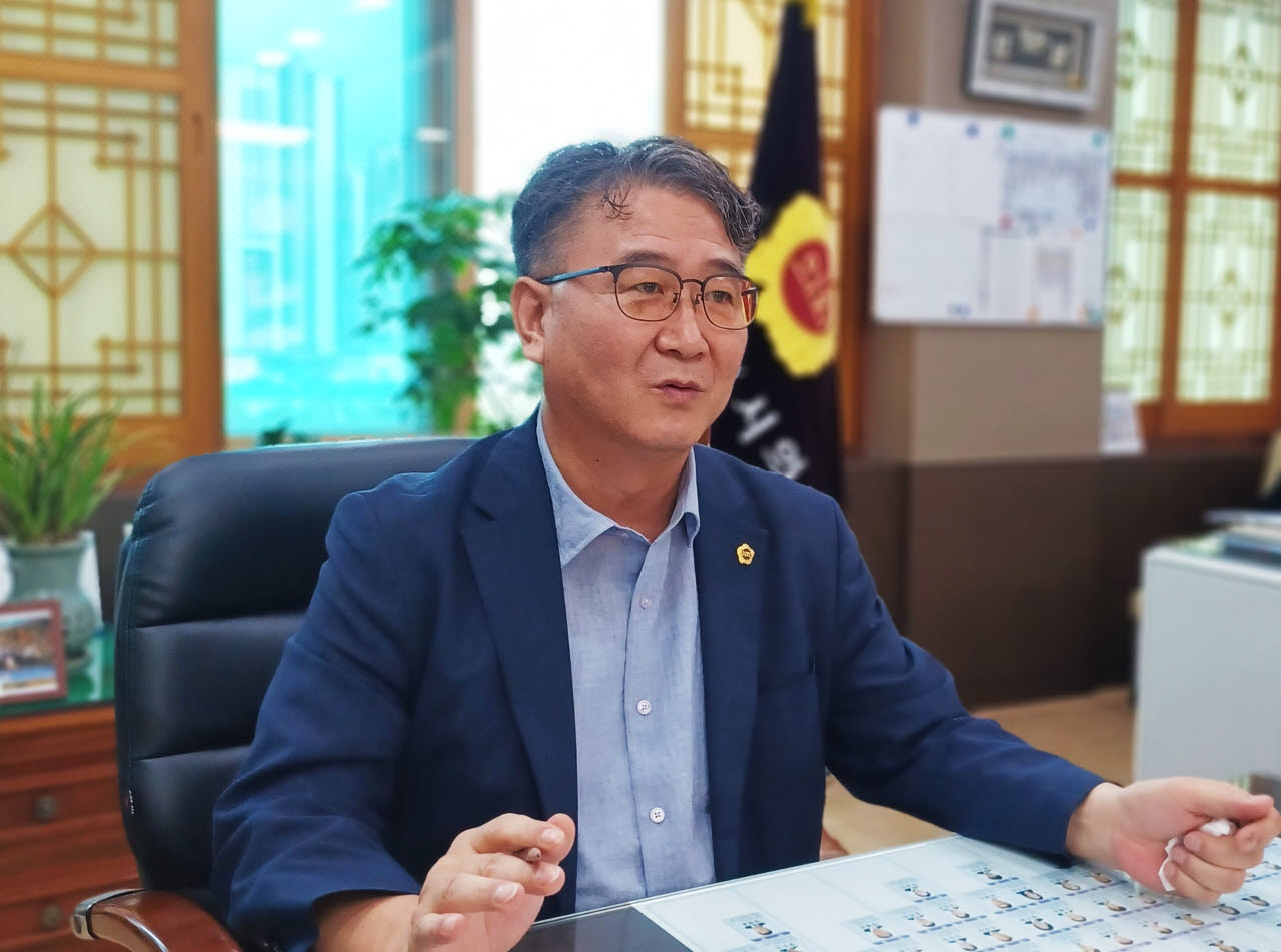이순학 인천시의회 제1부의장이 2일 시의회 집무실에서 인터뷰를 하고 있다. (사진 = 이종일 기자)