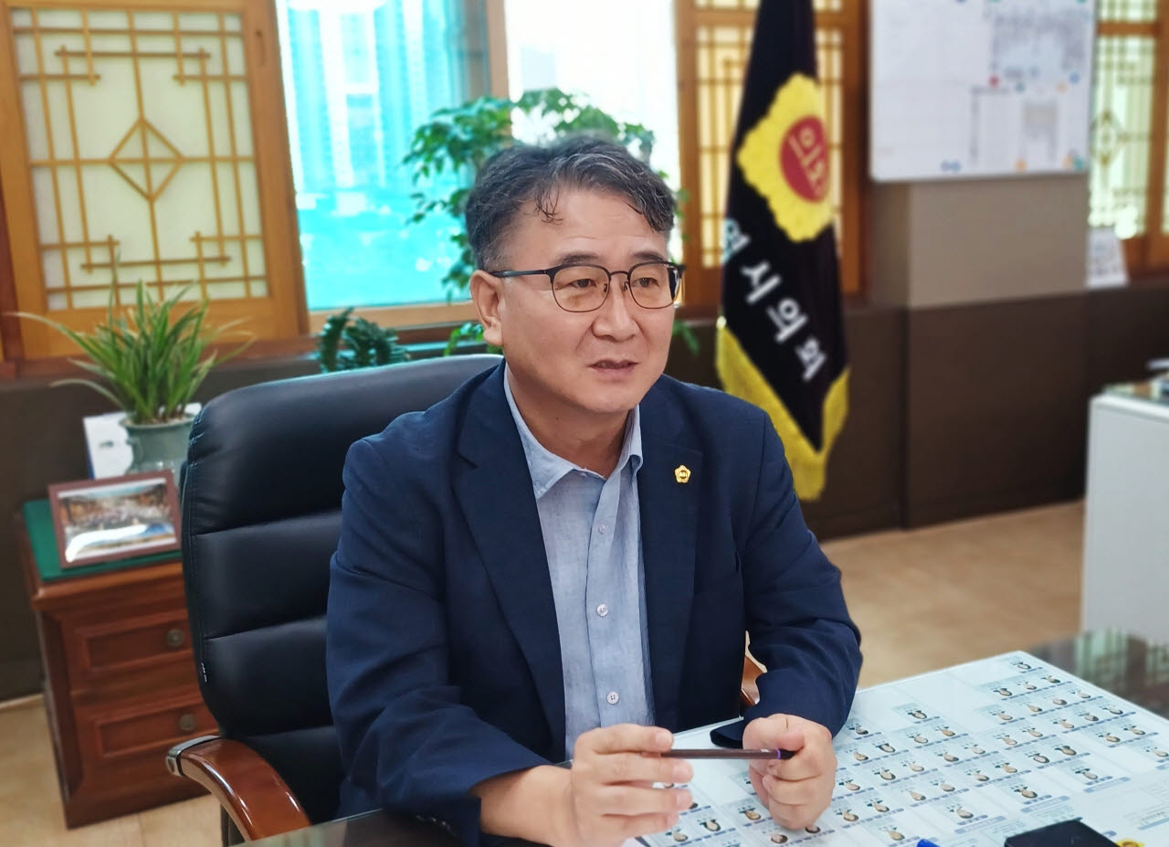 이순학 인천시의회 제1부의장이 2일 시의회 집무실에서 인터뷰를 하고 있다. (사진 = 이종일 기자)