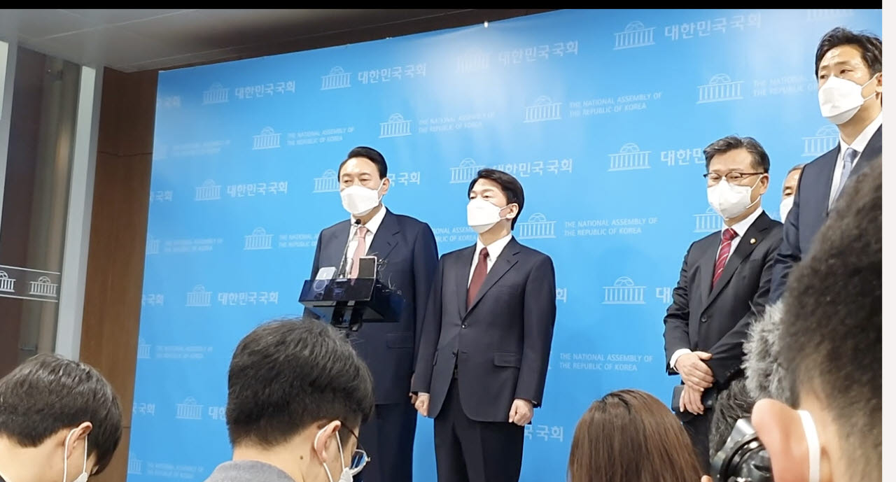 2022년 3월 3일 단일화 발표 후 국회 소통관 백브리핑장 앞에 선 윤석열과 안철수 (사진=김유성 기자)