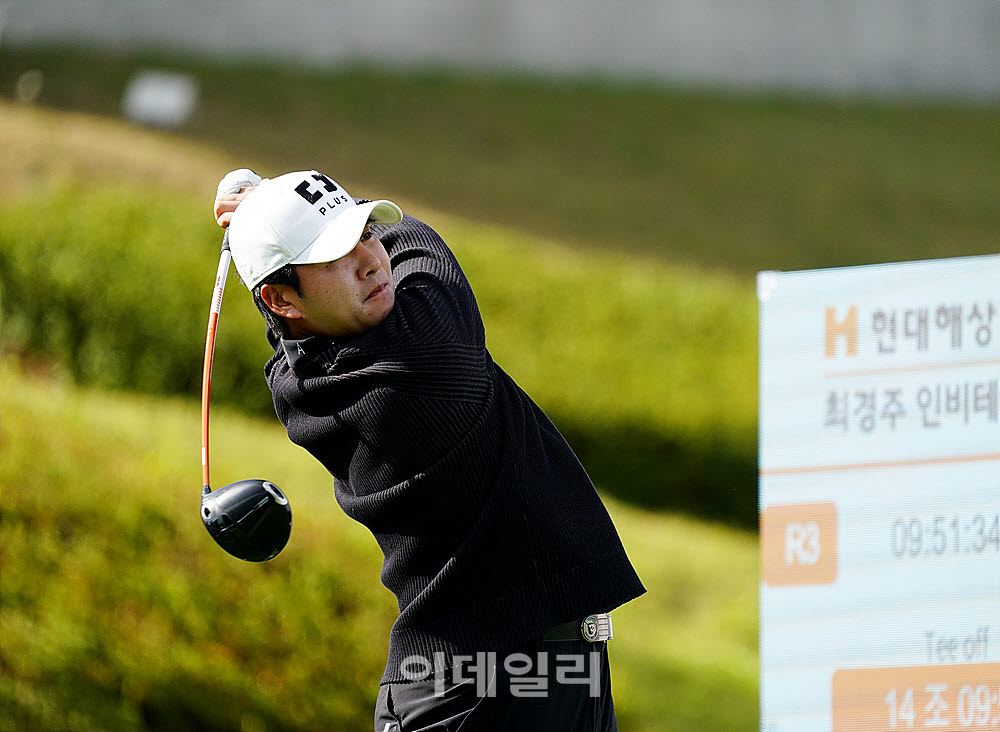 [포토] 김민규, 호쾌한 샷으로 무빙데이 출발