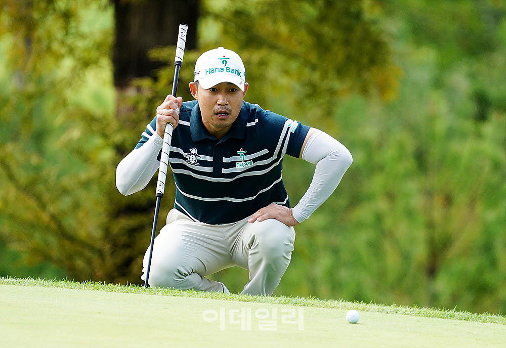 [포토] 박은신, 신중히 살피는 그린 경사