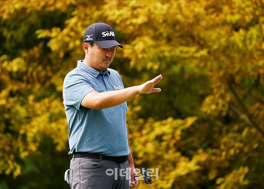 [포토] 고석완, 신중히 읽는 라인
