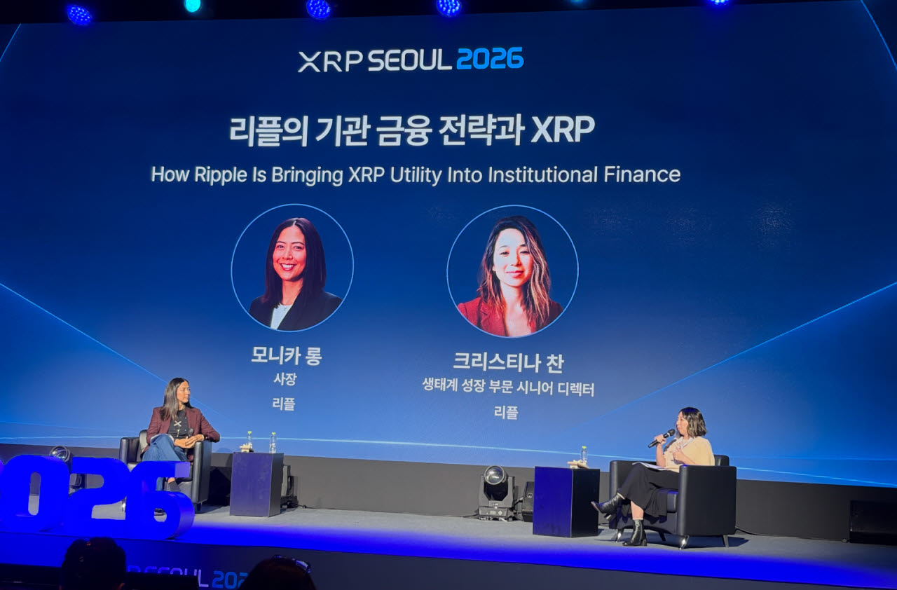 모니카 롱(왼쪽) 리플 대표가 3일 용산 그랜드 하얏트 서울 그랜드볼룸에서 열린 ‘XRP서울 2026’에 참석, 크리스티나 챈 리플 생태계 성장 수석 디렉터와 대담하고 있다. (사진= 이정훈 기자)