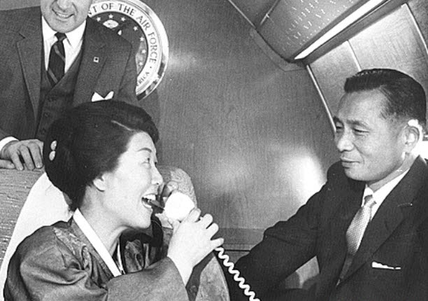 박 전 대통령이 동승한 핸드 전 의전장과 함께 미국이 제공한 미 대통령전용기를 타고 방미하는 모습과 故 육영수 여사가 당시 신기술이었던 위성전화를 통해 서울에 있던 영애(박근혜 대통령)와 전용기 내에서 통화하는 사진. (사진=뉴시스)