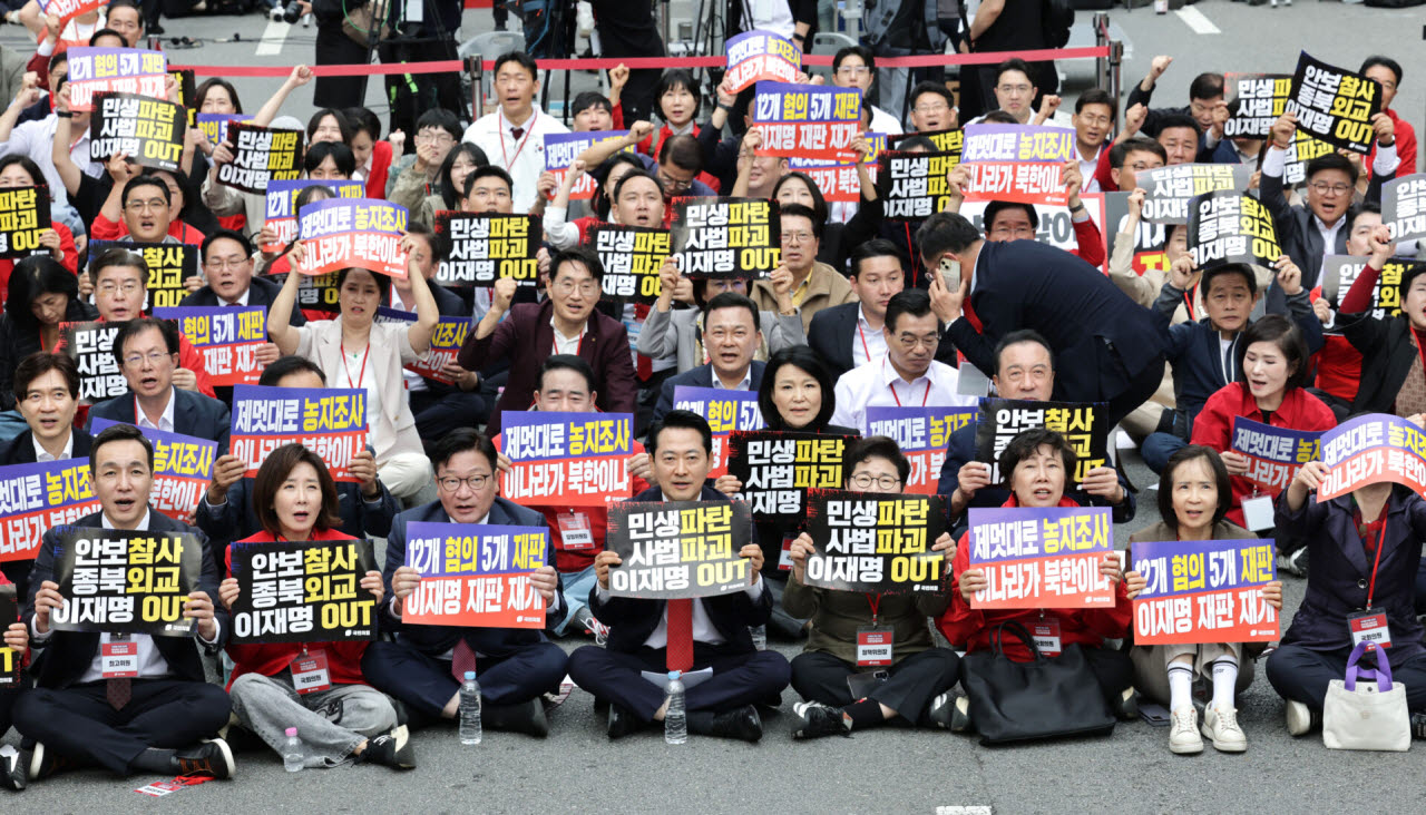 국민의힘 장동혁 대표를 비롯한 당원들이 3일 서울 숭례문 앞 세종대로에서 열린 국민의힘 '이재명 정권 심판, 민생회복·안보수호 국민행동대회'에서 구호를 외치고 있다. (사진=연합뉴스)