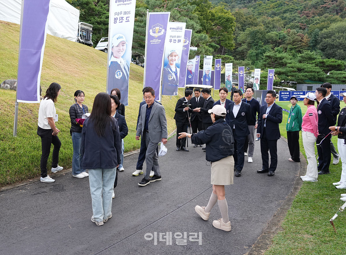 [포토]'제26회 하이트진로 챔피언십'관계자들 환영 받으며