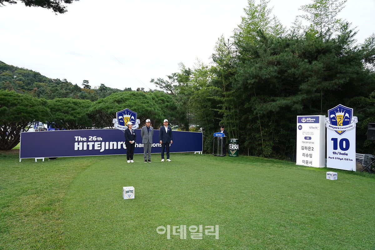 [포토]장인섭 대표-권오삼 대표-김순희 수석 부회장,시구식 전 행사