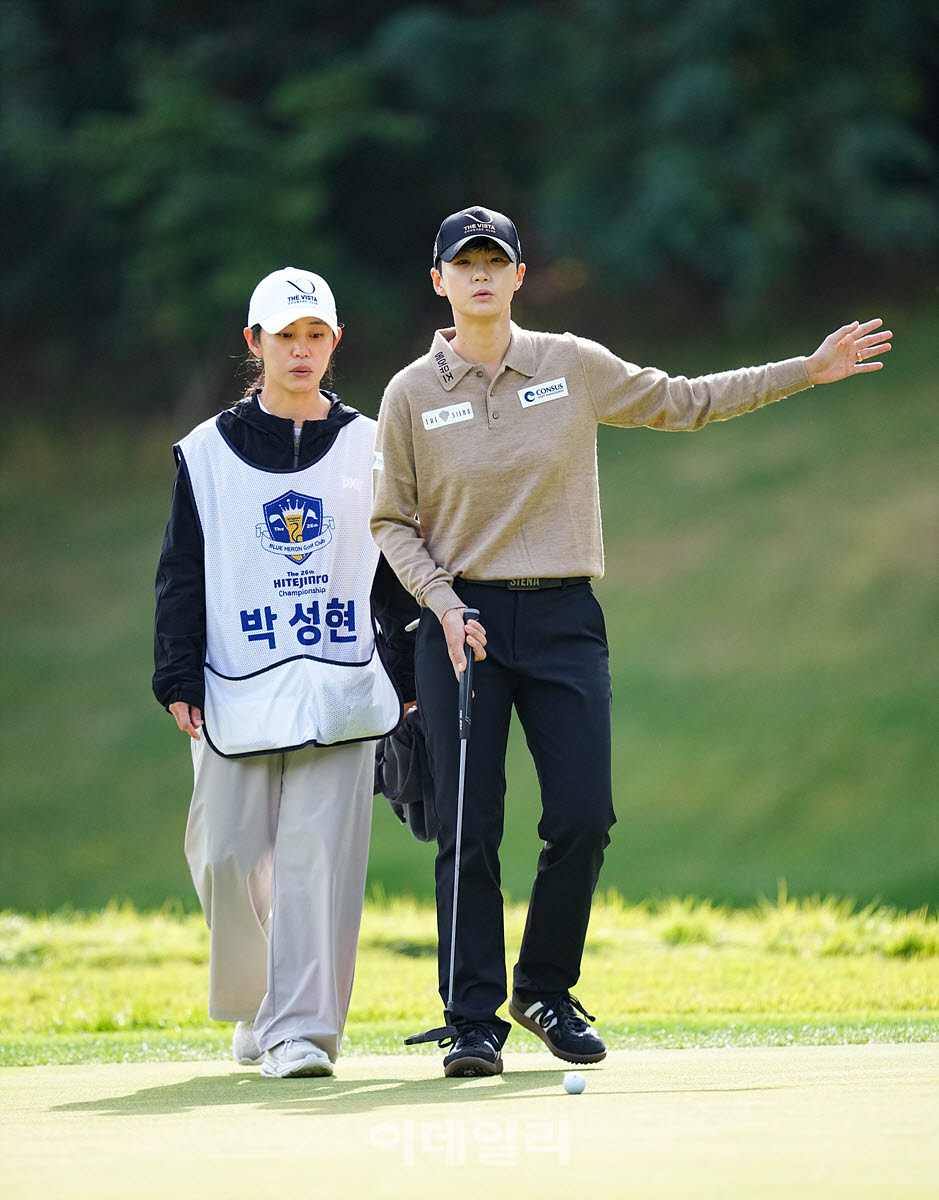 [포토]박성현,캐디 백지희와 상의한다