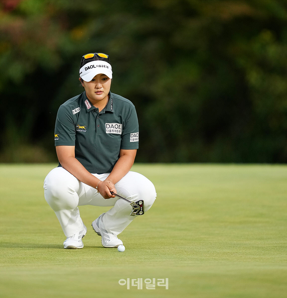 [포토]유해란,버디 라인을 살핀다