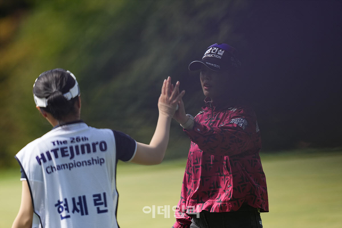 [포토]현세린,엄마가 가린 버디 하이파이브