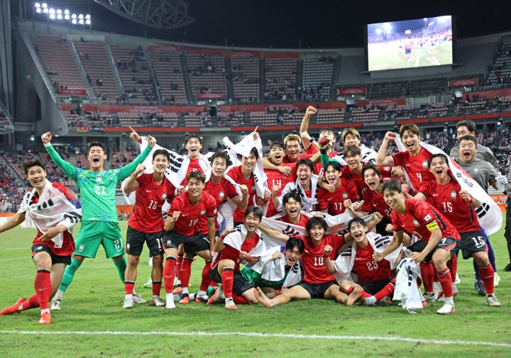 3일 일본 아이치현 도요타 스타디움에서 열린 2026 아이치·나고야 아시안게임 남자 축구 대한민국과 일본의 결승. 승리 후 금메달을 획득한 한국 선수들이 기뻐하고 있다. 사진=연합뉴스