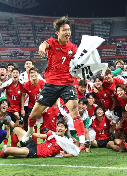3일 일본 아이치현 도요타 스타디움에서 열린 2026 아이치·나고야 아시안게임 남자 축구 대한민국과 일본의 결승. 승리 후 금메달을 획득한 한국 선수들이 기념촬영을 하던 중 대회 득점왕과 도움왕을 차지한 엄지성이 기뻐하고 있다. 사진=연합뉴스