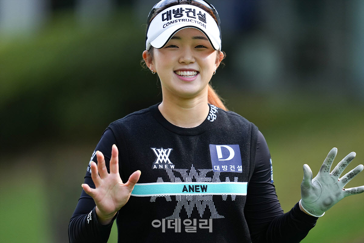 [포토]임진영,함박 웃음 손인사 출발