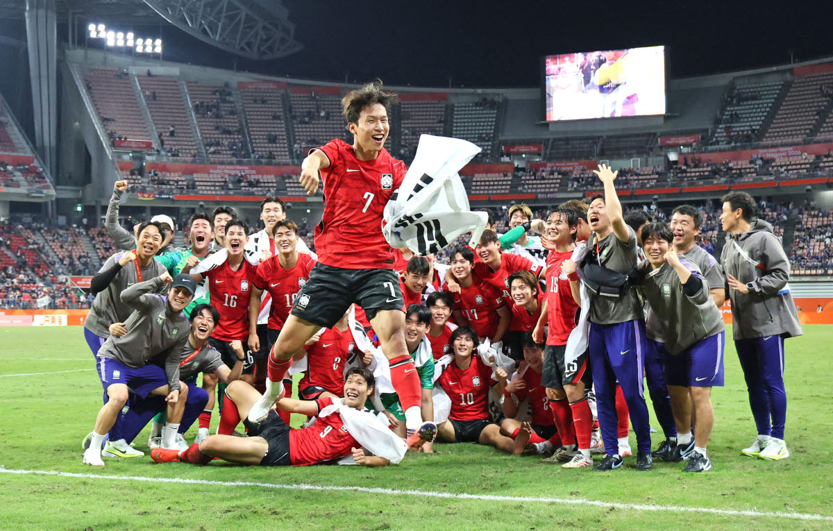 3일 일본 아이치현 도요타 스타디움에서 열린 2026 아이치·나고야 아시안게임 남자 축구 대한민국과 일본의 결승. 승리 후 금메달을 획득한 한국 선수들이 기념촬영을 하던 중 대회 득점왕과 도움왕을 차지한 엄지성이 기뻐하고 있다. 사진=연합뉴스