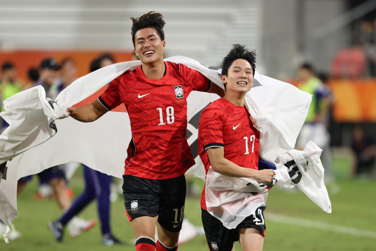 3일(현지 시간) 일본 아이치현 도요타 스타디움에서 열린 2026 아이치·나고야 아시안게임 남자 축구 결승 대한민국과 일본의 경기, 한국 박승수(왼쪽)와 양민혁이 1-0 승리를 거두며 금메달을 획득한 뒤 기쁨을 만끽하고 있다. 사진=뉴시스