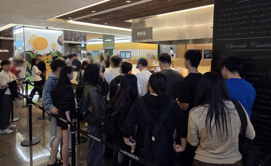 지난 2일 현대백화점 무역센터점 한정선 매장 앞에서 고객들이 찹쌀떡을 구매하기 위해 줄을 서 있다. (사진=한전진 기자)