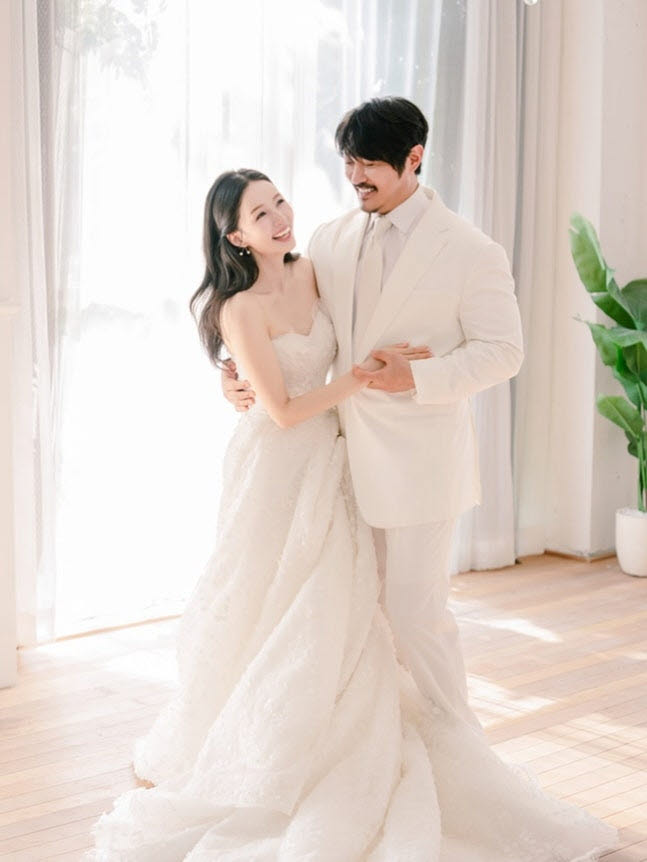 가수 KCM와 아내 방예원 씨.