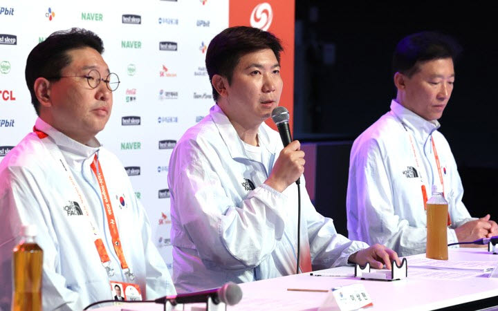 4일 일본 나고야 2026 아이치·나고야 아시안게임 코리아하우스에서 열린 대한민국 선수단 결산 기자회견에서 유승민 대한체육회장이 발언을 하고 있다. 왼쪽부터 이상현 선수단장, 유승민 회장, 김택수 국가대표선수촌장. 사진=연합뉴스