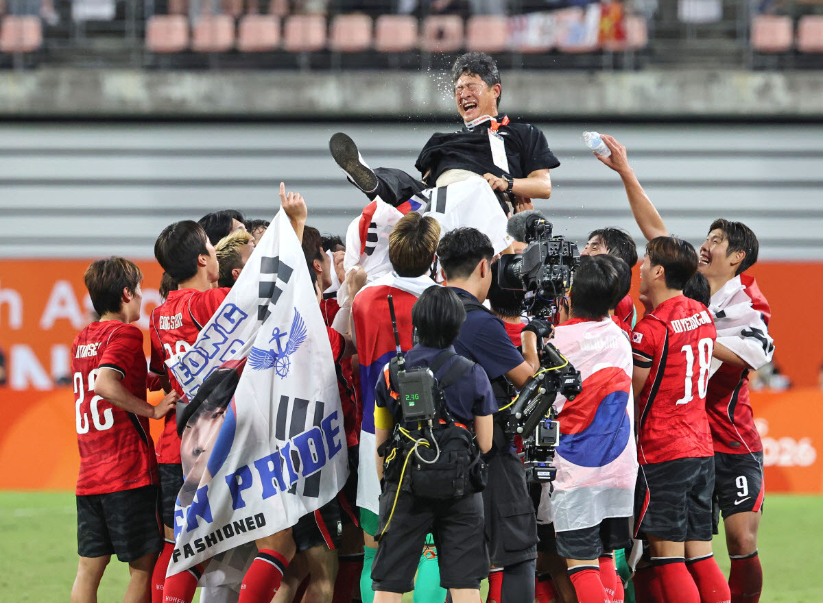 3일 일본 아이치현 도요타 스타디움에서 열린 2026 아이치·나고야 아시안게임 남자 축구 대한민국과 일본의 결승. 승리 후 금메달을 획득한 한국 선수들이 이민성 감독을 헹가래치고 있다. 사진=연합뉴스