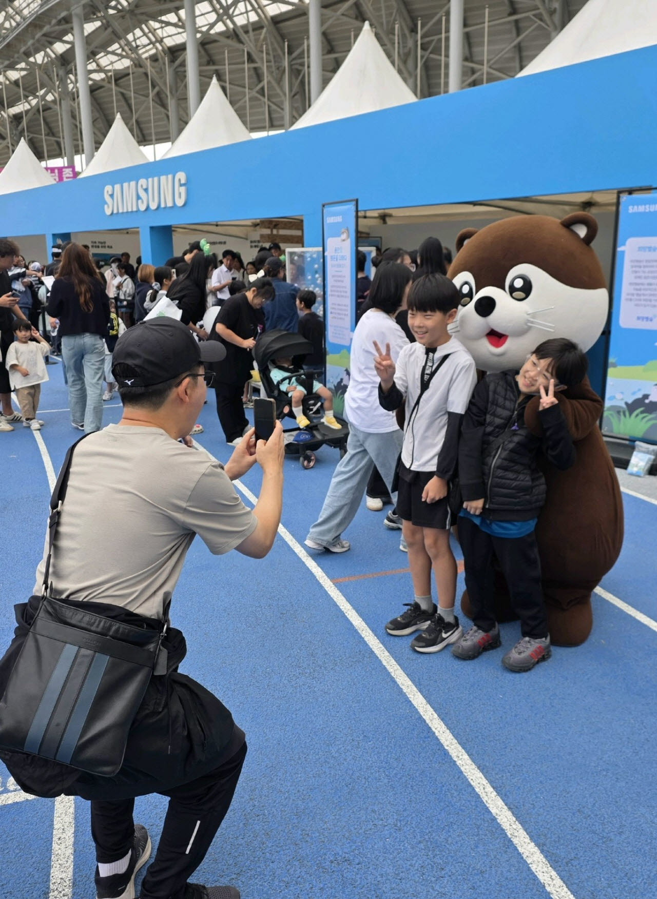 3일 '2026 용인 사이버 과학축제'에 참여한 청소년들이 삼성전자 DS부문 친환경 캐릭터인 '달수'와 기념 촬영을 하고 있다.(사진 = 삼성전자 제공)