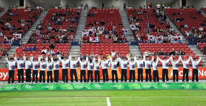 3일 일본 아이치현 도요타 스타디움에서 열린 2026 아이치·나고야 아시안게임 남자 축구 시상식에서 금메달을 획득한 한국 대표팀 선수들이 시상대에 올라 기뻐하고 있다. 사진=연합뉴스
