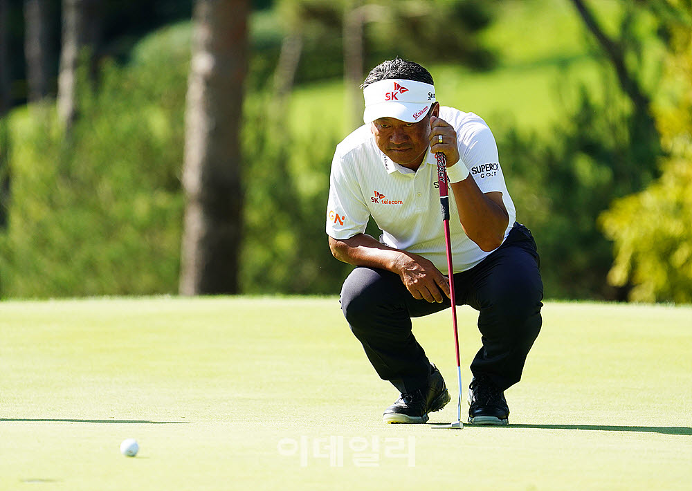 [포토] 최경주, 매서운 눈으로 읽는다