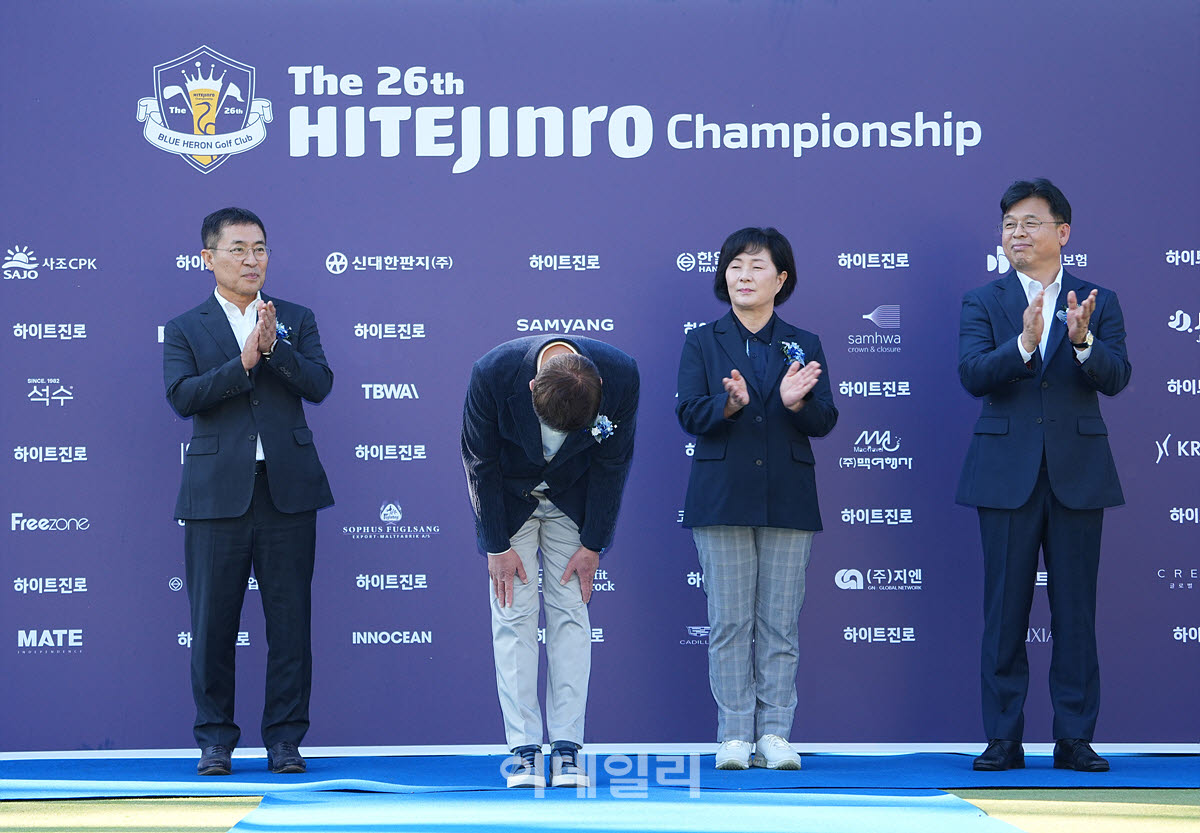 [포토]인사하는 장인섭 대표