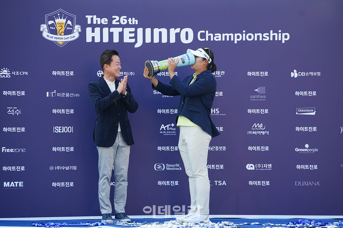 [포토]유해란-장인섭 대표,전통 우승 맥주 세레모니
