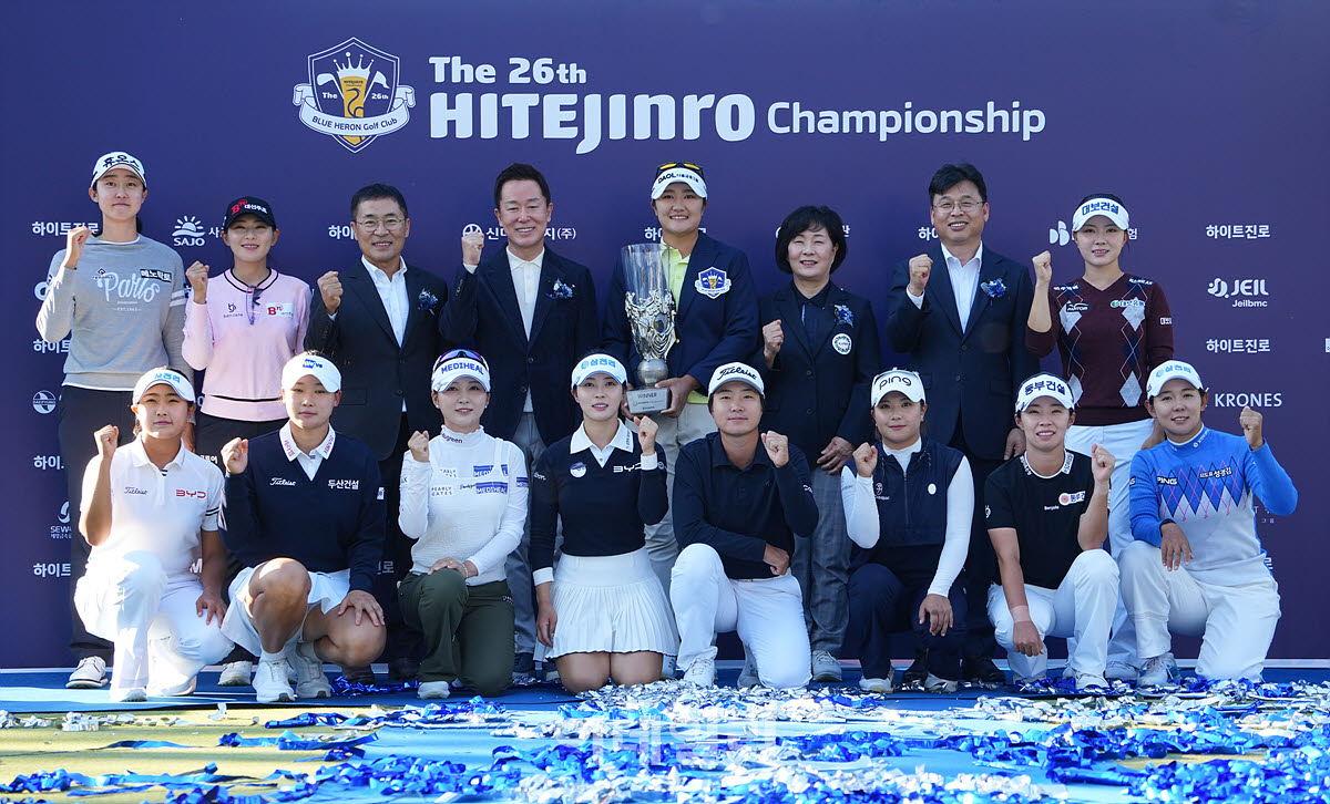 [포토]유해란,우승의 기쁨을 동료들과 함께