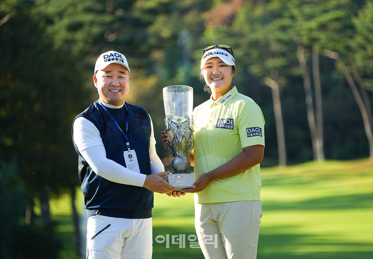[포토]유해란,메인 스폰서 대표님과 한 컷