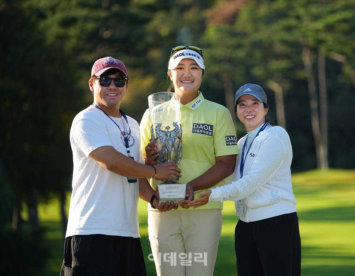 [포토]유해란,트레이너 코치와 매니저 한 컷
